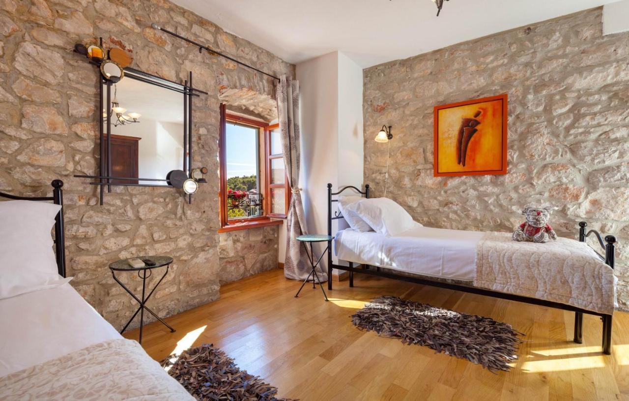 Villa Vicina Heritage Villa For 9,Milna - Close To Restaurants And Shops Exterior foto